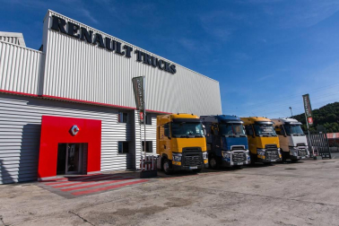 CST Navarra, taller especializado en la reparación y mantenimiento de vehículos industriales y remolques ubicado en Beriáin, ha presentado sus nuevas instalaciones, su nuevo nombre y sus nuevos servicios, en un acto al que han acudido alrededor de doscientas personas, entre trabajadores y socios con sus familias, proveedores y clientes.