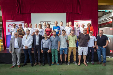 CST Navarra, taller especializado en la reparación y mantenimiento de vehículos industriales y remolques ubicado en Beriáin, ha presentado sus nuevas instalaciones, su nuevo nombre y sus nuevos servicios, en un acto al que han acudido alrededor de doscientas personas, entre trabajadores y socios con sus familias, proveedores y clientes.