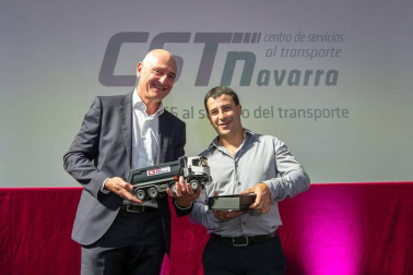 CST Navarra, taller especializado en la reparación y mantenimiento de vehículos industriales y remolques ubicado en Beriáin, ha presentado sus nuevas instalaciones, su nuevo nombre y sus nuevos servicios, en un acto al que han acudido alrededor de doscientas personas, entre trabajadores y socios con sus familias, proveedores y clientes.