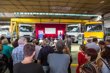 CST Navarra, taller especializado en la reparación y mantenimiento de vehículos industriales y remolques ubicado en Beriáin, ha presentado sus nuevas instalaciones, su nuevo nombre y sus nuevos servicios, en un acto al que han acudido alrededor de doscientas personas, entre trabajadores y socios con sus familias, proveedores y clientes.