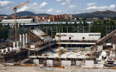 El proyecto del Navarra Arena se puso en marcha en 2009, dentro del Plan Navarra 2012. Su puesta en marcha no se ha producido hasta 3288 días después. Mucho más tarde de lo ideado.