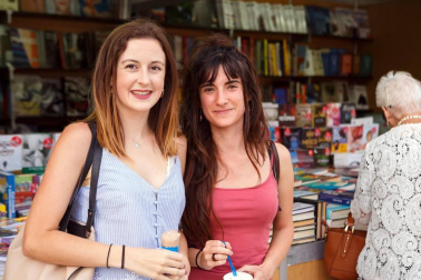 La Plaza del Castillo se ha convertido un año más en una gigantesca librería al aire libre para acoger la 38ª Feria del Libro Antiguo y de Ocasión. El evento, que permanecerá abierto hasta mañana domingo 7 de octubre, es una buena oportunidad para conseguir ejemplares descatalogados o de difícil localización en el mercado editorial así como para adquirir algunos libros en inmejorables condiciones económicas.