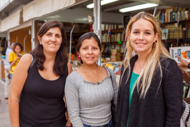La Plaza del Castillo se ha convertido un año más en una gigantesca librería al aire libre para acoger la 38ª Feria del Libro Antiguo y de Ocasión. El evento, que permanecerá abierto hasta mañana domingo 7 de octubre, es una buena oportunidad para conseguir ejemplares descatalogados o de difícil localización en el mercado editorial así como para adquirir algunos libros en inmejorables condiciones económicas.