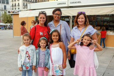 La Plaza del Castillo se ha convertido un año más en una gigantesca librería al aire libre para acoger la 38ª Feria del Libro Antiguo y de Ocasión. El evento, que permanecerá abierto hasta mañana domingo 7 de octubre, es una buena oportunidad para conseguir ejemplares descatalogados o de difícil localización en el mercado editorial así como para adquirir algunos libros en inmejorables condiciones económicas.