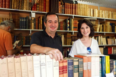 La Plaza del Castillo se ha convertido un año más en una gigantesca librería al aire libre para acoger la 38ª Feria del Libro Antiguo y de Ocasión. El evento, que permanecerá abierto hasta mañana domingo 7 de octubre, es una buena oportunidad para conseguir ejemplares descatalogados o de difícil localización en el mercado editorial así como para adquirir algunos libros en inmejorables condiciones económicas.
