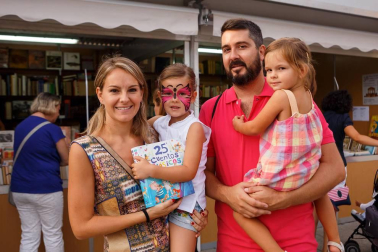 La Plaza del Castillo se ha convertido un año más en una gigantesca librería al aire libre para acoger la 38ª Feria del Libro Antiguo y de Ocasión. El evento, que permanecerá abierto hasta mañana domingo 7 de octubre, es una buena oportunidad para conseguir ejemplares descatalogados o de difícil localización en el mercado editorial así como para adquirir algunos libros en inmejorables condiciones económicas.