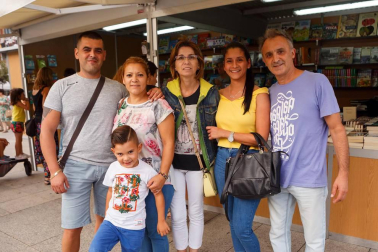 La Plaza del Castillo se ha convertido un año más en una gigantesca librería al aire libre para acoger la 38ª Feria del Libro Antiguo y de Ocasión. El evento, que permanecerá abierto hasta mañana domingo 7 de octubre, es una buena oportunidad para conseguir ejemplares descatalogados o de difícil localización en el mercado editorial así como para adquirir algunos libros en inmejorables condiciones económicas.