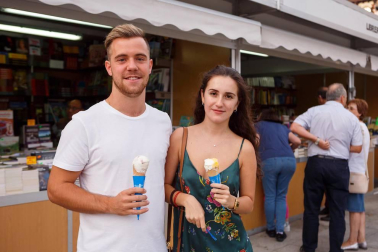 La Plaza del Castillo se ha convertido un año más en una gigantesca librería al aire libre para acoger la 38ª Feria del Libro Antiguo y de Ocasión. El evento, que permanecerá abierto hasta mañana domingo 7 de octubre, es una buena oportunidad para conseguir ejemplares descatalogados o de difícil localización en el mercado editorial así como para adquirir algunos libros en inmejorables condiciones económicas.