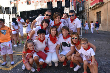 A las doce del mediodía del domingo 23 de septiembre, bajo un intenso sol e inmejorable ambiente, los vecinos de Corella se dispusieron a dar inicio a sus fiestas en honor a San Miguel. El lanzamiento del cohete anunciador, que se realizó desde el balcón del Ayuntamiento, dio paso a la animación callejera que corrió a cargo de la Banda de Música, la comparsa de gigantes y cabezudos y las charangas de las peñas el Tonel y Gracurris.