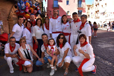 A las doce del mediodía del domingo 23 de septiembre, bajo un intenso sol e inmejorable ambiente, los vecinos de Corella se dispusieron a dar inicio a sus fiestas en honor a San Miguel. El lanzamiento del cohete anunciador, que se realizó desde el balcón del Ayuntamiento, dio paso a la animación callejera que corrió a cargo de la Banda de Música, la comparsa de gigantes y cabezudos y las charangas de las peñas el Tonel y Gracurris.