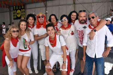 A las doce del mediodía del domingo 23 de septiembre, bajo un intenso sol e inmejorable ambiente, los vecinos de Corella se dispusieron a dar inicio a sus fiestas en honor a San Miguel. El lanzamiento del cohete anunciador, que se realizó desde el balcón del Ayuntamiento, dio paso a la animación callejera que corrió a cargo de la Banda de Música, la comparsa de gigantes y cabezudos y las charangas de las peñas el Tonel y Gracurris.