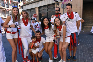 A las doce del mediodía del domingo 23 de septiembre, bajo un intenso sol e inmejorable ambiente, los vecinos de Corella se dispusieron a dar inicio a sus fiestas en honor a San Miguel. El lanzamiento del cohete anunciador, que se realizó desde el balcón del Ayuntamiento, dio paso a la animación callejera que corrió a cargo de la Banda de Música, la comparsa de gigantes y cabezudos y las charangas de las peñas el Tonel y Gracurris.