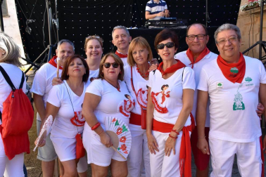 A las doce del mediodía del domingo 23 de septiembre, bajo un intenso sol e inmejorable ambiente, los vecinos de Corella se dispusieron a dar inicio a sus fiestas en honor a San Miguel. El lanzamiento del cohete anunciador, que se realizó desde el balcón del Ayuntamiento, dio paso a la animación callejera que corrió a cargo de la Banda de Música, la comparsa de gigantes y cabezudos y las charangas de las peñas el Tonel y Gracurris.