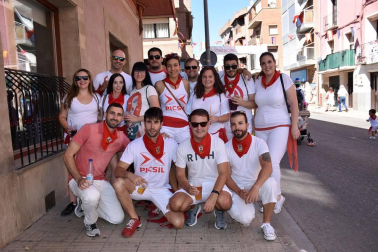 A las doce del mediodía del domingo 23 de septiembre, bajo un intenso sol e inmejorable ambiente, los vecinos de Corella se dispusieron a dar inicio a sus fiestas en honor a San Miguel. El lanzamiento del cohete anunciador, que se realizó desde el balcón del Ayuntamiento, dio paso a la animación callejera que corrió a cargo de la Banda de Música, la comparsa de gigantes y cabezudos y las charangas de las peñas el Tonel y Gracurris.