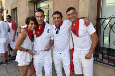A las doce del mediodía del domingo 23 de septiembre, bajo un intenso sol e inmejorable ambiente, los vecinos de Corella se dispusieron a dar inicio a sus fiestas en honor a San Miguel. El lanzamiento del cohete anunciador, que se realizó desde el balcón del Ayuntamiento, dio paso a la animación callejera que corrió a cargo de la Banda de Música, la comparsa de gigantes y cabezudos y las charangas de las peñas el Tonel y Gracurris.