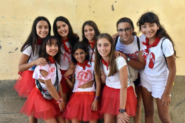 A las doce del mediodía del domingo 23 de septiembre, bajo un intenso sol e inmejorable ambiente, los vecinos de Corella se dispusieron a dar inicio a sus fiestas en honor a San Miguel. El lanzamiento del cohete anunciador, que se realizó desde el balcón del Ayuntamiento, dio paso a la animación callejera que corrió a cargo de la Banda de Música, la comparsa de gigantes y cabezudos y las charangas de las peñas el Tonel y Gracurris.