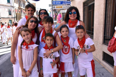 A las doce del mediodía del domingo 23 de septiembre, bajo un intenso sol e inmejorable ambiente, los vecinos de Corella se dispusieron a dar inicio a sus fiestas en honor a San Miguel. El lanzamiento del cohete anunciador, que se realizó desde el balcón del Ayuntamiento, dio paso a la animación callejera que corrió a cargo de la Banda de Música, la comparsa de gigantes y cabezudos y las charangas de las peñas el Tonel y Gracurris.