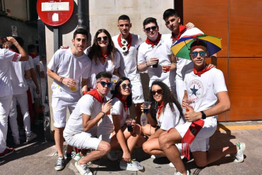 A las doce del mediodía del domingo 23 de septiembre, bajo un intenso sol e inmejorable ambiente, los vecinos de Corella se dispusieron a dar inicio a sus fiestas en honor a San Miguel. El lanzamiento del cohete anunciador, que se realizó desde el balcón del Ayuntamiento, dio paso a la animación callejera que corrió a cargo de la Banda de Música, la comparsa de gigantes y cabezudos y las charangas de las peñas el Tonel y Gracurris.