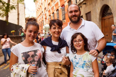 Entre las muchas actividades que se programan anualmente con motivo de las fiestas de San Fermín de Aldapa, una de las que cuenta con un éxito incontestable es el pasacalles que la Comparsa de Gigantes y cabezudos de Pamplona celebra la mañana del sábado. Niños y mayores no faltaron a esta cita con la tradición.