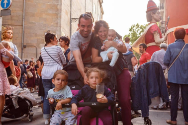 Entre las muchas actividades que se programan anualmente con motivo de las fiestas de San Fermín de Aldapa, una de las que cuenta con un éxito incontestable es el pasacalles que la Comparsa de Gigantes y cabezudos de Pamplona celebra la mañana del sábado. Niños y mayores no faltaron a esta cita con la tradición.