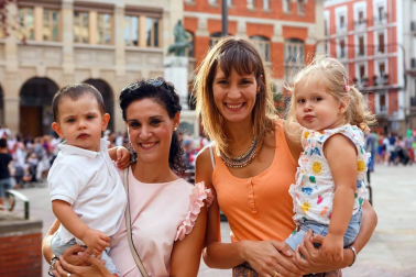 Entre las muchas actividades que se programan anualmente con motivo de las fiestas de San Fermín de Aldapa, una de las que cuenta con un éxito incontestable es el pasacalles que la Comparsa de Gigantes y cabezudos de Pamplona celebra la mañana del sábado. Niños y mayores no faltaron a esta cita con la tradición.