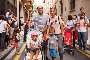 Entre las muchas actividades que se programan anualmente con motivo de las fiestas de San Fermín de Aldapa, una de las que cuenta con un éxito incontestable es el pasacalles que la Comparsa de Gigantes y cabezudos de Pamplona celebra la mañana del sábado. Niños y mayores no faltaron a esta cita con la tradición.