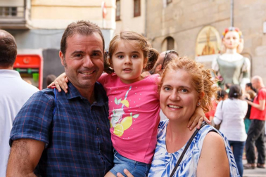 Entre las muchas actividades que se programan anualmente con motivo de las fiestas de San Fermín de Aldapa, una de las que cuenta con un éxito incontestable es el pasacalles que la Comparsa de Gigantes y cabezudos de Pamplona celebra la mañana del sábado. Niños y mayores no faltaron a esta cita con la tradición.