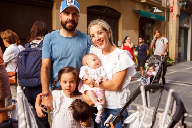 Entre las muchas actividades que se programan anualmente con motivo de las fiestas de San Fermín de Aldapa, una de las que cuenta con un éxito incontestable es el pasacalles que la Comparsa de Gigantes y cabezudos de Pamplona celebra la mañana del sábado. Niños y mayores no faltaron a esta cita con la tradición.