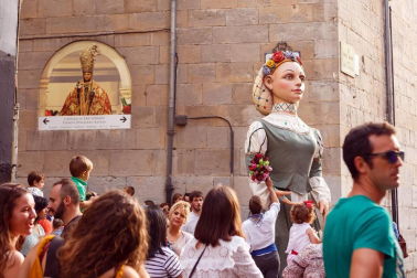 Entre las muchas actividades que se programan anualmente con motivo de las fiestas de San Fermín de Aldapa, una de las que cuenta con un éxito incontestable es el pasacalles que la Comparsa de Gigantes y cabezudos de Pamplona celebra la mañana del sábado. Niños y mayores no faltaron a esta cita con la tradición.