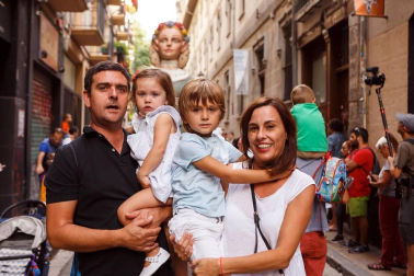 Entre las muchas actividades que se programan anualmente con motivo de las fiestas de San Fermín de Aldapa, una de las que cuenta con un éxito incontestable es el pasacalles que la Comparsa de Gigantes y cabezudos de Pamplona celebra la mañana del sábado. Niños y mayores no faltaron a esta cita con la tradición.