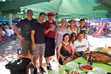El sábado 22 de septiembre, en la recta final de las Fiestas de la Hermandad de Huarte, vecinos e invitados dejaron pequeña la plaza del Ferial durante la celebración de la paellada popular. El Ayuntamiento se encargó de proporcionar la leña y los huartearras pusieron a sus mejores 'cocinillas' al mando de los fogones.
