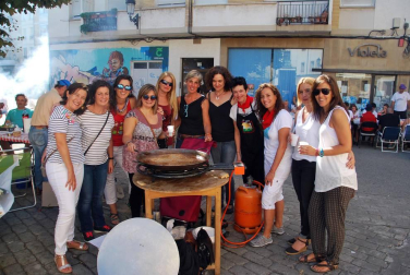 El sábado 22 de septiembre, en la recta final de las Fiestas de la Hermandad de Huarte, vecinos e invitados dejaron pequeña la plaza del Ferial durante la celebración de la paellada popular. El Ayuntamiento se encargó de proporcionar la leña y los huartearras pusieron a sus mejores 'cocinillas' al mando de los fogones.