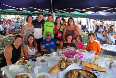 El sábado 22 de septiembre, en la recta final de las Fiestas de la Hermandad de Huarte, vecinos e invitados dejaron pequeña la plaza del Ferial durante la celebración de la paellada popular. El Ayuntamiento se encargó de proporcionar la leña y los huartearras pusieron a sus mejores 'cocinillas' al mando de los fogones.