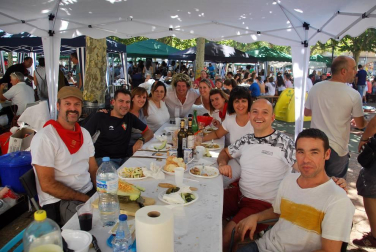 El sábado 22 de septiembre, en la recta final de las Fiestas de la Hermandad de Huarte, vecinos e invitados dejaron pequeña la plaza del Ferial durante la celebración de la paellada popular. El Ayuntamiento se encargó de proporcionar la leña y los huartearras pusieron a sus mejores 'cocinillas' al mando de los fogones.