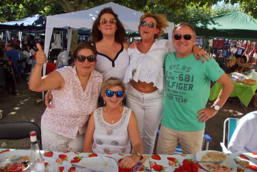 El sábado 22 de septiembre, en la recta final de las Fiestas de la Hermandad de Huarte, vecinos e invitados dejaron pequeña la plaza del Ferial durante la celebración de la paellada popular. El Ayuntamiento se encargó de proporcionar la leña y los huartearras pusieron a sus mejores 'cocinillas' al mando de los fogones.