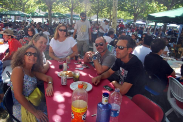 El sábado 22 de septiembre, en la recta final de las Fiestas de la Hermandad de Huarte, vecinos e invitados dejaron pequeña la plaza del Ferial durante la celebración de la paellada popular. El Ayuntamiento se encargó de proporcionar la leña y los huartearras pusieron a sus mejores 'cocinillas' al mando de los fogones.