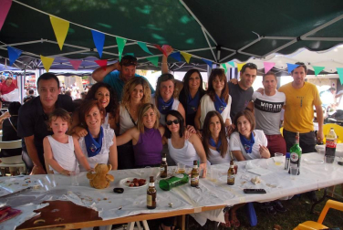 El sábado 22 de septiembre, en la recta final de las Fiestas de la Hermandad de Huarte, vecinos e invitados dejaron pequeña la plaza del Ferial durante la celebración de la paellada popular. El Ayuntamiento se encargó de proporcionar la leña y los huartearras pusieron a sus mejores 'cocinillas' al mando de los fogones.