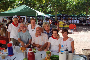 El sábado 22 de septiembre, en la recta final de las Fiestas de la Hermandad de Huarte, vecinos e invitados dejaron pequeña la plaza del Ferial durante la celebración de la paellada popular. El Ayuntamiento se encargó de proporcionar la leña y los huartearras pusieron a sus mejores 'cocinillas' al mando de los fogones.