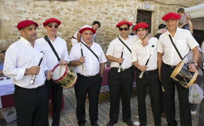 El domingo 23 de septiembre cerca de 4.000 personas se acercaron a Ujué para disfrutar del XVIII Día de la Migas. Un caldico sirvió para abrir el apetito a los visitantes que, poco después, pudieron comenzar a degustar las migas de pastor preparadas por el Mesón de las Torres, el Mesón las Migas y Pastas Urrutia.