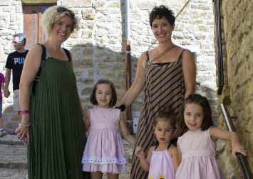 El domingo 23 de septiembre cerca de 4.000 personas se acercaron a Ujué para disfrutar del XVIII Día de la Migas. Un caldico sirvió para abrir el apetito a los visitantes que, poco después, pudieron comenzar a degustar las migas de pastor preparadas por el Mesón de las Torres, el Mesón las Migas y Pastas Urrutia.