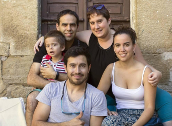 El domingo 23 de septiembre cerca de 4.000 personas se acercaron a Ujué para disfrutar del XVIII Día de la Migas. Un caldico sirvió para abrir el apetito a los visitantes que, poco después, pudieron comenzar a degustar las migas de pastor preparadas por el Mesón de las Torres, el Mesón las Migas y Pastas Urrutia.