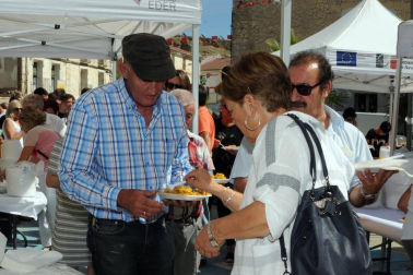 Los arguedanos disfrutaron de un día lleno de sabor para homenajear a un producto, el arroz, que esta localidad produce con especial mimo y reconocimiento. Uno de los momentos más populares fue la degustación de paella mixta con arroz El Alcaraván de Arguedas organizada por el Ayuntamiento a precios populares.