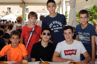 Los arguedanos disfrutaron de un día lleno de sabor para homenajear a un producto, el arroz, que esta localidad produce con especial mimo y reconocimiento. Uno de los momentos más populares fue la degustación de paella mixta con arroz El Alcaraván de Arguedas organizada por el Ayuntamiento a precios populares.