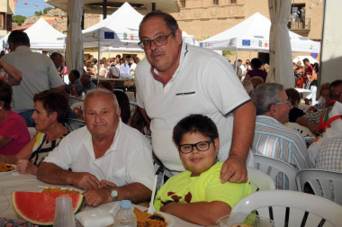Los arguedanos disfrutaron de un día lleno de sabor para homenajear a un producto, el arroz, que esta localidad produce con especial mimo y reconocimiento. Uno de los momentos más populares fue la degustación de paella mixta con arroz El Alcaraván de Arguedas organizada por el Ayuntamiento a precios populares.