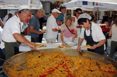 Los arguedanos disfrutaron de un día lleno de sabor para homenajear a un producto, el arroz, que esta localidad produce con especial mimo y reconocimiento. Uno de los momentos más populares fue la degustación de paella mixta con arroz El Alcaraván de Arguedas organizada por el Ayuntamiento a precios populares.