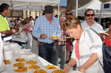 Los arguedanos disfrutaron de un día lleno de sabor para homenajear a un producto, el arroz, que esta localidad produce con especial mimo y reconocimiento. Uno de los momentos más populares fue la degustación de paella mixta con arroz El Alcaraván de Arguedas organizada por el Ayuntamiento a precios populares.