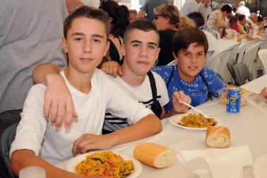 Los arguedanos disfrutaron de un día lleno de sabor para homenajear a un producto, el arroz, que esta localidad produce con especial mimo y reconocimiento. Uno de los momentos más populares fue la degustación de paella mixta con arroz El Alcaraván de Arguedas organizada por el Ayuntamiento a precios populares.