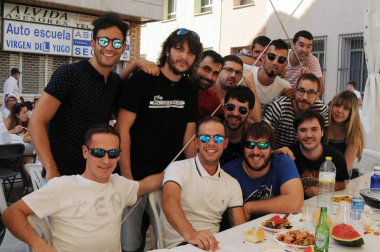 Los arguedanos disfrutaron de un día lleno de sabor para homenajear a un producto, el arroz, que esta localidad produce con especial mimo y reconocimiento. Uno de los momentos más populares fue la degustación de paella mixta con arroz El Alcaraván de Arguedas organizada por el Ayuntamiento a precios populares.