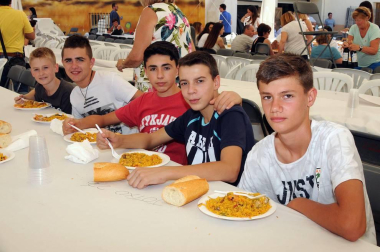 Los arguedanos disfrutaron de un día lleno de sabor para homenajear a un producto, el arroz, que esta localidad produce con especial mimo y reconocimiento. Uno de los momentos más populares fue la degustación de paella mixta con arroz El Alcaraván de Arguedas organizada por el Ayuntamiento a precios populares.