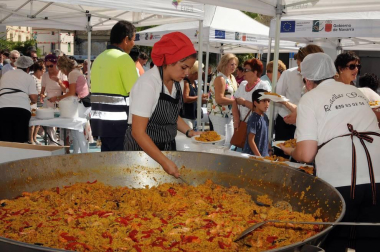 Los arguedanos disfrutaron de un día lleno de sabor para homenajear a un producto, el arroz, que esta localidad produce con especial mimo y reconocimiento. Uno de los momentos más populares fue la degustación de paella mixta con arroz El Alcaraván de Arguedas organizada por el Ayuntamiento a precios populares.